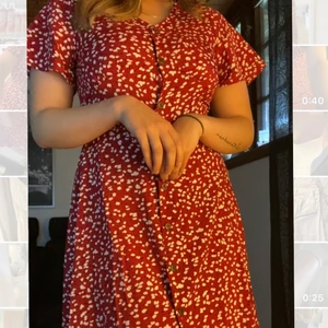 Sommarklänning  - Så fin sommarklänning i fint härligt material! Den är använd max 2-3 gånger pga tyvärr lite för liten för mig vid brösten, hade gärna haft kvar den annars 😢 Skickar gärna fler bilder då hela inte fick plats på annonsbild! Storlek M