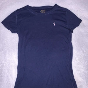 Polo t-shirt/tröja - Fina tröjor från polo i marinblått, ena tröjan saknar en knapp