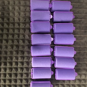 . - 17 lila hårrullar. Aldrig använt eftersom jag aldrig har hunnit att testa dem. Köparen står för frakten. Alla är i nyskick.