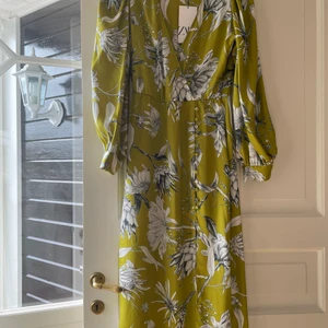 klänning  - En väldigt fin sommarklänning med härliga färger. Helt oanvänd med etikett kvar. 