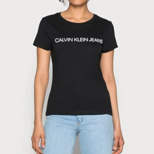 Calvin Klein T-shirt  - Nypris 399kr. Använd fåtal gånger, så i fint skick🥰 Kan skickas, köparen står för frakten!