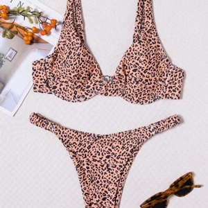 bikini - Bekväm bikini från shein som är helt oanvänd (bara testad), säljer då den inte passar så jättebra på mig. Passar perfekt till sommaren!!