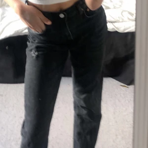 Zara jeans - Säljer dessa jeans från zara med en slitning vid vänstra lår, köptes för 359kr och är sparsamt använda.