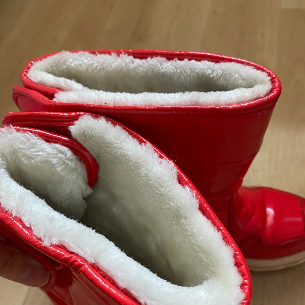 Coola röda boots som passar till vintern! . Skor.
