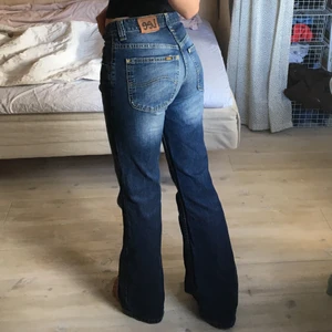 Lågmidjade jeans  - Köp nu för 400kr eller buda🧡 Supersnygga lågmidjade jeans, Lee. Passar cirka S, jag är 168cm🧡