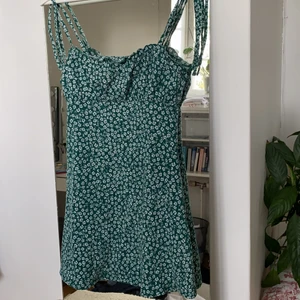 Trendig h&m klänning - Trendig klänning från hm. Säljer för att jag tyvärr har vuxit ur den.