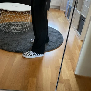 Vans rutiga skor - Halloj, säljer ett par vans köpta på junkyard. Dessa är aldrig använda pga att dem är lite stora och inte passar mig, tråkigt för dem är skitsnygga. Storlek 40.5 ❤️❤️