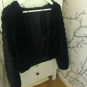 Pälsjacka  - Jacka från Gina Tricot knappt använd och i nyskick. Storlek S