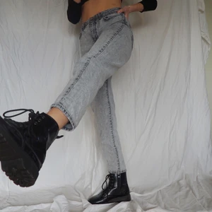 Ginatricot momjeans - Storlek 36🌙 mom passform i grå stentvätt. Vid köp skickar jag ditt nya plagg samma dag🌞