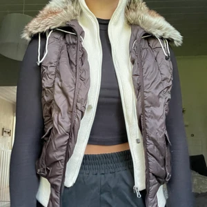 Väst - Vintage brun väst (det vita är också västen inte en tröja) i strl M, 150kr+frakt 🤎