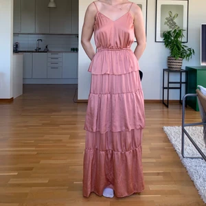 Balklänning  - Säljer min superfina klänning som tyvärr inte kommer komma till användning:( klänning är köpt secondhand och därmed finns det inget märke eller en storlek!! Jag på bilden är en S, men det finns ett mycket elastiskt midjeband vilket gör att klänning är storleksflexibel! 💞 köparen står för frakten men jag möter även upp i Lund💞 