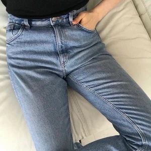 Monki mom jeans  - Säljer ni mina superfina momjeans från monki då dom tyvärr blivit försmå🥺 Byxorna är i väldigt bra skick utan några defekter. Storlek 24 men en aning stora i storleken☺️ Köpta för 450kr. Frakt ingår!