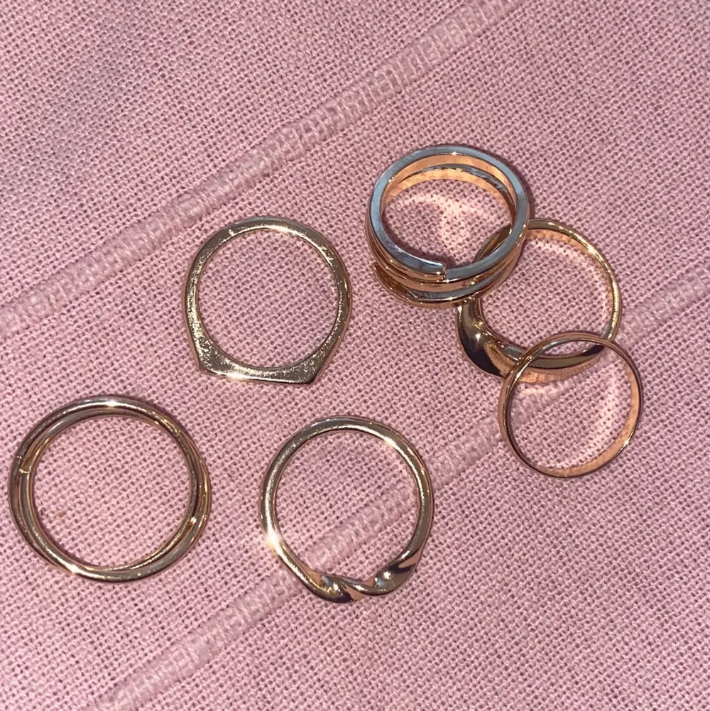 Guldiga ringar med olika design! Säljer även i silver och kan därför posta några från varje om man skulle vilja ha av båda sorterna i samma paket. 10kr/st+ frakt!. Accessoarer.