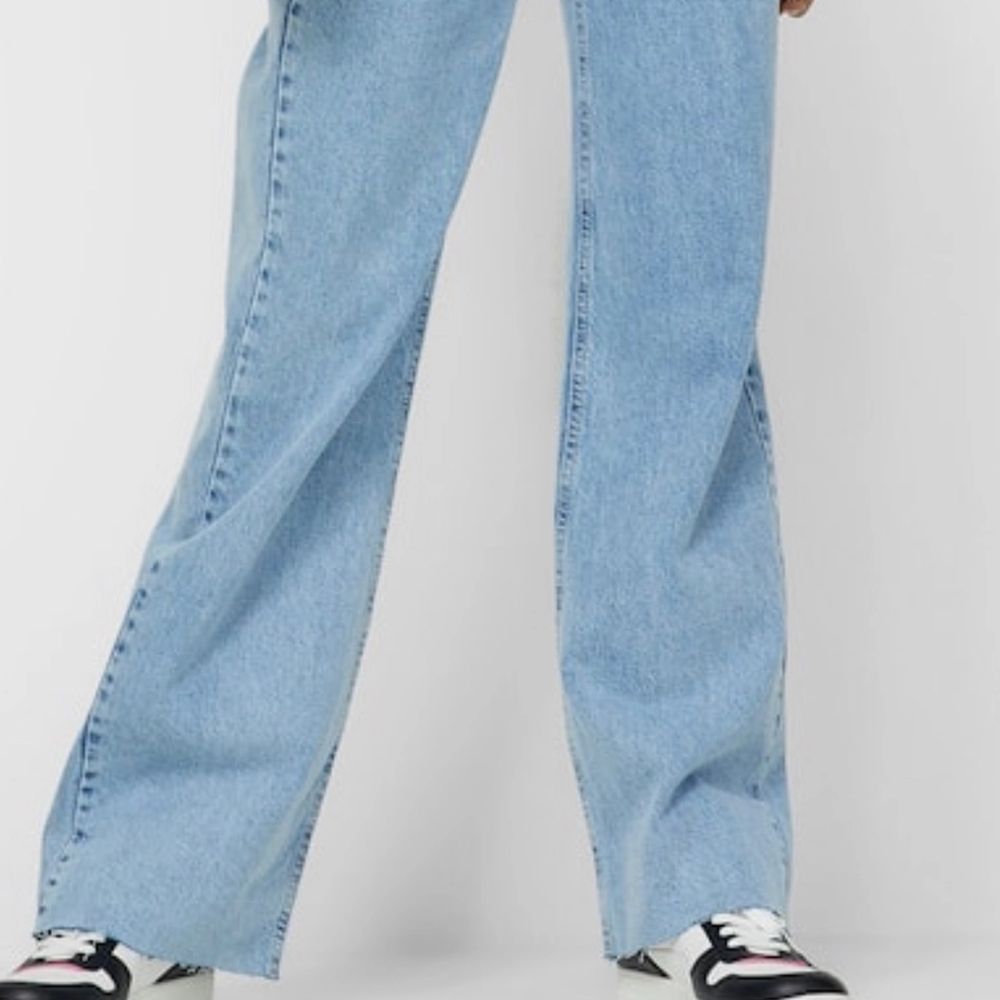 Säljer mina superfina jeans från Stradivarius!! De har inte riktigt kommit till användning då de är för stora för mig :( Skulle ni vila ha mer bilder är det bara att höra av er 😇❤️ De här jeansen är väldigt stora på tiktok och kommer definitivt trenda ännu mer i sommar <3. Jeans & Byxor.