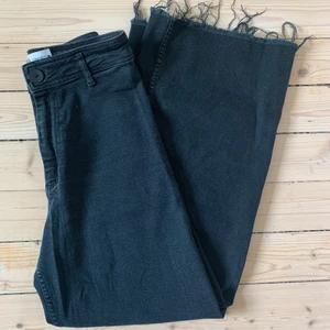 Vida svarta jeans från Zara - Super vackra jeans som formar kroppen jättefint. Högmidjade och lite slitningar längst ner. Köparen står för frakt 