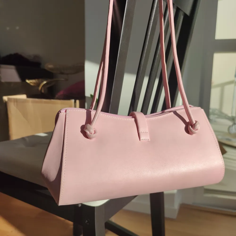 En jättegullig och fin rosa axelväska som har en unik design. Den är läder överallt förutom framsidan som är gjord av strass. Den är använd bara en gång så den är som ny. Skriv om ni vill ha fler bilder🥰. Väskor.