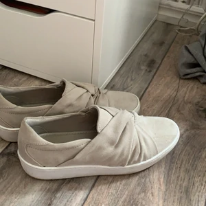 skor - fina skor som passar perfekt till skolavslutning/liknande. Använda på en skolavslutning och en student, alltså nästan oanvända. Kan även passa 38. Men de används tyvärr inte av mig❤️