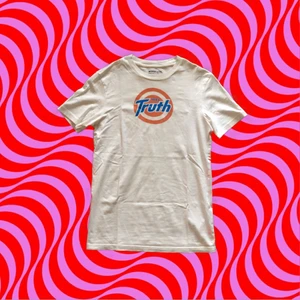 Weekday t-shirt med tryck - Vit t-shirt med tryck från Weekday i stl XS. Tryckt/gjord i butiken och i 100% bomull. Möter upp i Göteborg eller fraktar, fraktkostnaden står köparen för💕 Fraktkostnaden kan även ändras ifall du vill ha spårbart paket eller inte! Ge gärna prisförslag i kommentarerna/via meddelande om du tycker priset är för högt!🥰