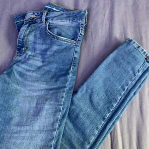 Blå jeans från bikbok, storlek S. Knappt använda, så gott som nya. Hör av er vid frågor!