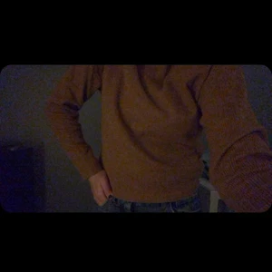 STICKAD TRÖJA  - Säljer denna fina stickade tröjan 💞💞 storlek xs och tröjan har en liten krage💞💞