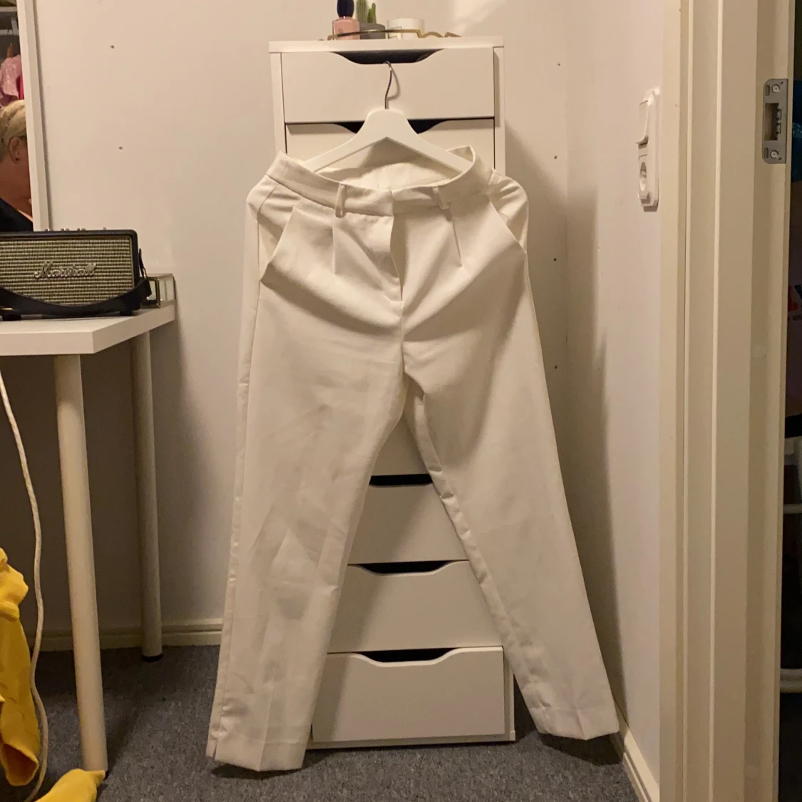 Vita kostymbyxor  - 90