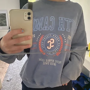 Pull&Bear sweatshirt - Säljer nu denna snygga lila sweatshirt med tryck från pull&bear! Köpt i somras och finns inte längre kvar att köpa. Har ett pyttelitet hål på baksidan av ärmen men inget märkvärdigt, går att laga 💕Jätte härlig färg till sommaren! Fraktar eller möts upp i stockholm! 