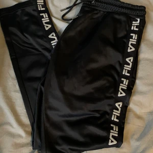 Supersnygga Fila byxor! - Supersnygga Filabyxor! Knappt använda då de tyvärr är lite för korta, men älskar dom! 