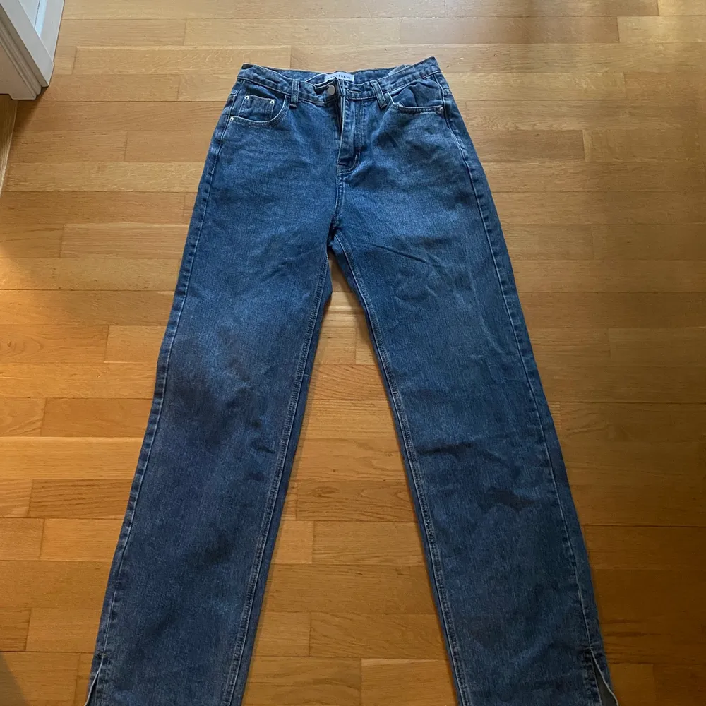 Jag säljer dessa helt oanvända skitsnygga venderbys jeans pga att de var för små för mig, alla lappar kvar och endast testade! Jag är ungefär 176 lång och har vanligtvis 42/44 i byxor men skulle säga att dom här passar en liten M! Nypris 624 kr + frakt!✨🤍. Jeans & Byxor.