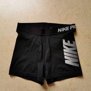 Svarta korta Nike shorts storlek S. Kan skicka bild om man vill se hur de siter på