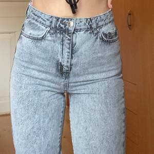 Säljer nu mina supersnygga grå jeans från Gina Tricot i den populära modellen Dagny. De är i väldigt fint skick, men har tyvärr inte kommit till användning. Sitter bra på mig som är 159, däremot något långa. Pris 159:-+frakt.