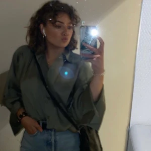 Wera Satinskjorta  - En fin satinsblus Från Wera i storlek 36 men passar storlek S till M och L  säljes för att den inte används tyvärr:(  Säjes för 150kr exklusive frakt☺️ använd fåtal gånger❤️