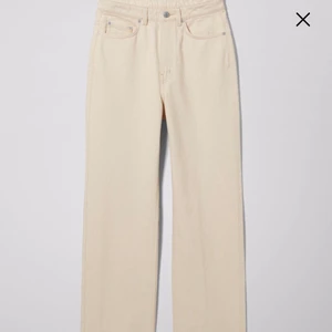 High straight jeans - Väldigt snygga raka jeans från Weekday och fin färg. Färgen är lite ljusare i verkligheten, vilket var ett plus bara. Råka köpa i fel storlek, helt oanvända. 100% bomull. Storlek 33/30. Säljer för 150kr + frakt om du inte kan mötas upp, nypris 500kr.