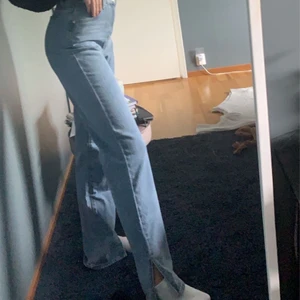 Raka jeans - Säljer mina fina jeans från prettylittlething! Såå himla fin färg och är långa i benen! Passar de som är 170 och längre ! Jag är 173❤️ använd ca 3 gånger💞 frakt tillkommer 