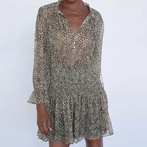 Populär zara klänning - En så himla fin klänning från zara som är helt slutsåld. Säljer pga får ingen användning för den tyvärr. Buda från 200 eller köp direkt för 400💞