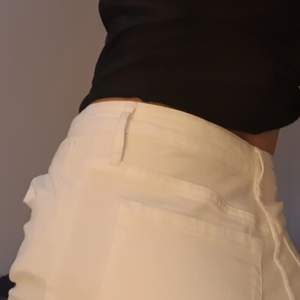 Jättefina vita jeans från shein ( har aldrig använd bara testat) :) 