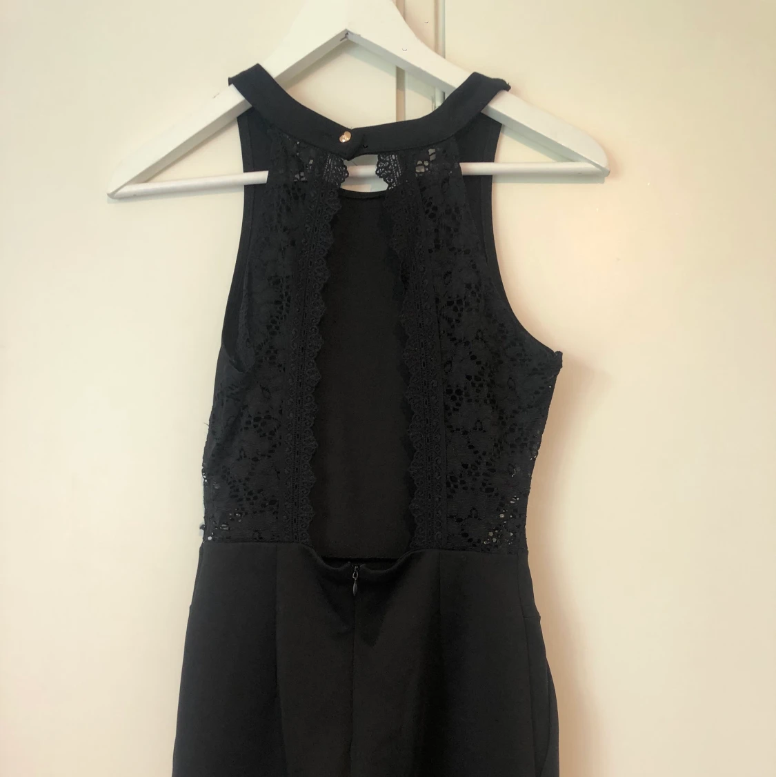 Svart playsuit med öppen rygg  - 90