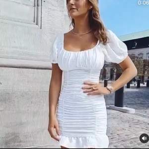 Säljer denna super fina vita klänningen som är perfekt för antingen studenten eller skolavslutning! Lite för liten för mig därför säljer jag den. Storlek M! Från Åbergs copenhagen. Nypris är 600kr