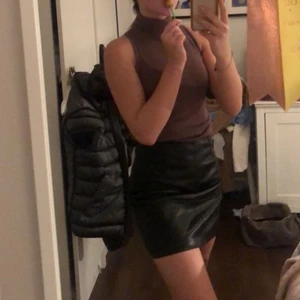 Zara topp med hög krage/hals  - Zara topp med hög krage/hals Storlek S 