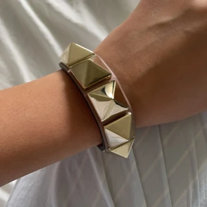 Valentino roman stud armband - Säljer mitt älskade valentino armband. Inköpt i Milano 2019 men mycket sparsamt använt inte något slitage på det💕 Nypris 3870 kr och det är i jätte fint skick❤️
