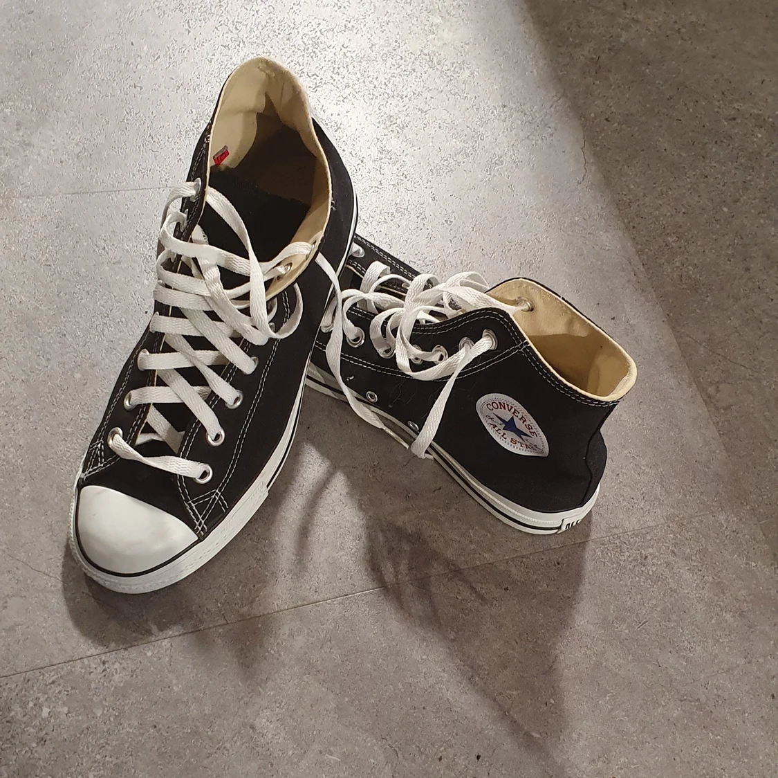 Åkt svart unisex converse  - 91