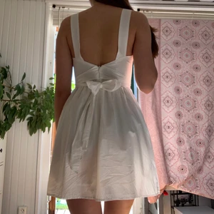 Studentklänning! - Klassisk vit studentklänning med fin öppen rygg och knytning runt midjan, strl XS (jag är 170 cm). Använd 1 gång💕