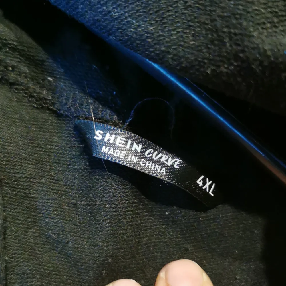 Här har vi en knappt använd hoodie ifrån shein, skulle tippa på storlek 4xl men tippar på 1/2xl.  Hoodien är svart med ett rött tryckt där det står 