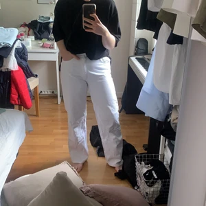 ZARA JEANS  - SKITSNYGGA zara jeans säljes för att de inte använda knappt använda storlek 38! ☺️ säljes för 200kr