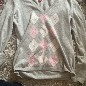 Jätte fin tröja - Säljer den här super fina tröjan som jag har köpt på Plick💞har bara använt den en gång men eftersom att jag köpte den på Plick så vet jag inte hur ofta den användes tidigare