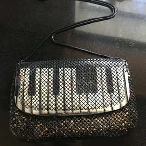 Handväska i svart metall / brynja från Australiensiska designern Soto-Smith - Cool unik handväska i svart metall / brynja från Australiensiska designern Soto-Smith. Kan användas som axelremsväska eller clutch, axelremmens totala längd är 100cm. Passar till fest och vardags. Följ mig gärna för kommande annonser 🖤