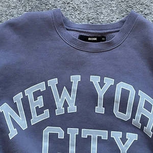 Oversize seatshirt från BikBok  - En snygg och cool sweatshirt från BikBok använd 1 gång och storlek xS, för 199 kronor 