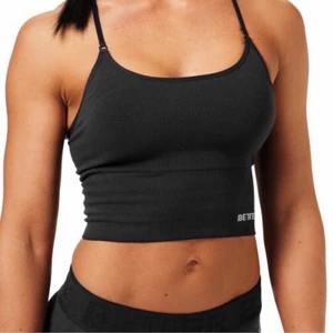 Sport bh - Säljer sport-bh-n på bilden , fast i ljusgrått. Fin sport-bh men speciell rygg , funkar även att ha som tröja. Säljer då den är för liten för mig. Helt oanvänd , saknar dock ilägg.  Frakt tillkommer