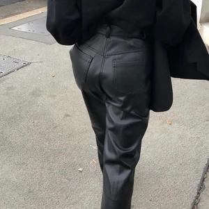 PERFEKTA VEGNSKA SKINNBYXOR - Världens mest PERFEKTA skinnbyxor från märket LXLS. Bilderna är lånade men kan skicka egna bilder vid intresse. Storleken är xs-s och det är den storleken som används på de lånad bilderna. Dom sitter lite baggy (på ett snyggt sätt) på mig som är en xs! Super fint skick och sparsamt använda trots att dom varit väldigt älskade!!! Säljes endast pga att de inte kommer tillräckligt till användning och därför förtjänar ett nytt hem!! Dom är verkligen PERFEKTA i passformen och modellen! NYPRIS 1795, säljes för endast 900:-