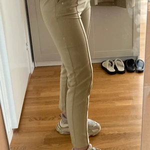 Byxor NA-KD  - Så fina byxor i storlek 32 från NA-KD. 