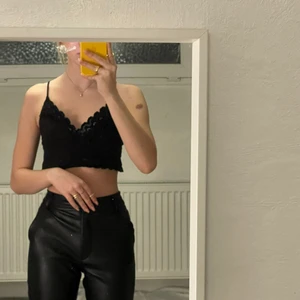 Crop top - Svart crop top med spets mönster 